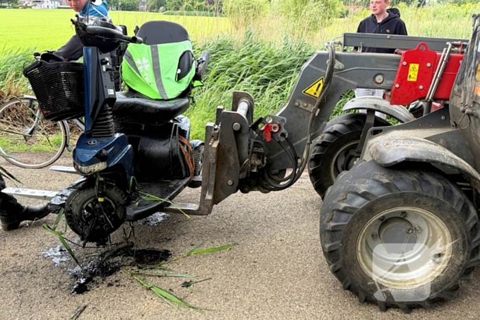 Scootmobiel belandt in sloot, bestuurder gewond