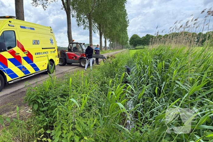 Scootmobiel belandt in sloot, bestuurder gewond