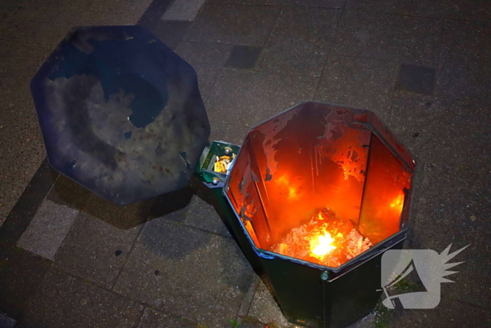 Brandweer blust brandende prullenbak