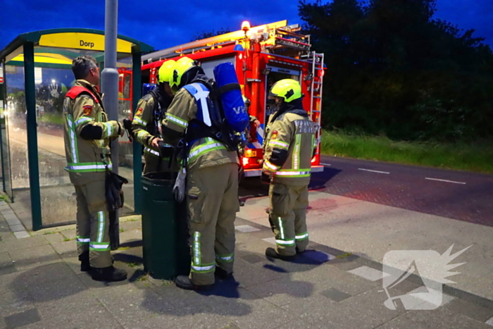 Brandweer blust brandende prullenbak