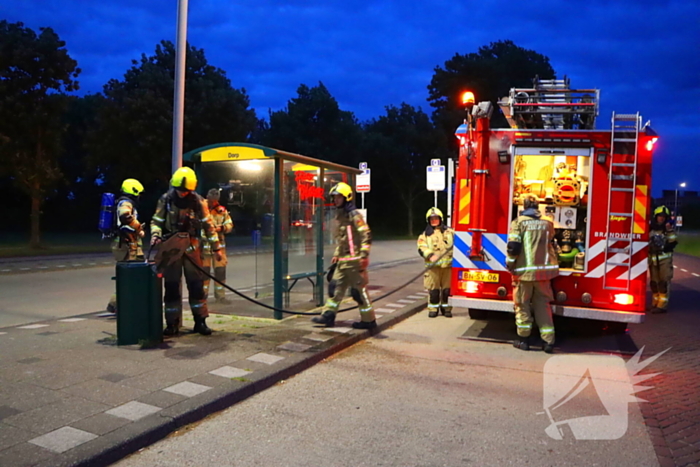 Brandweer blust brandende prullenbak