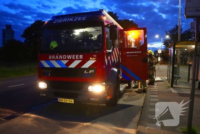 Brandweer blust brandende prullenbak