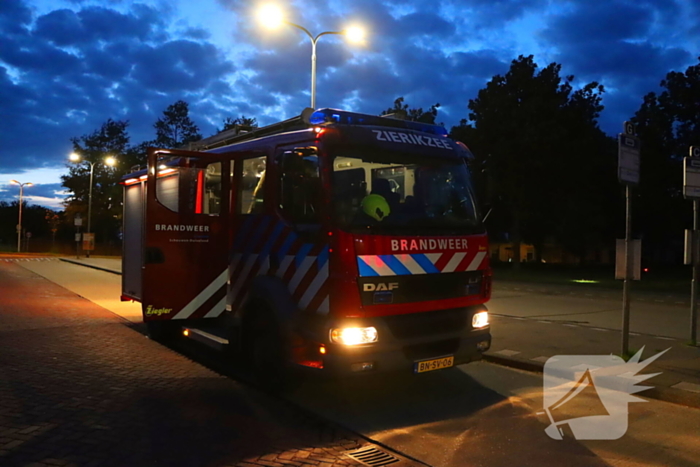 Brandweer blust brandende prullenbak