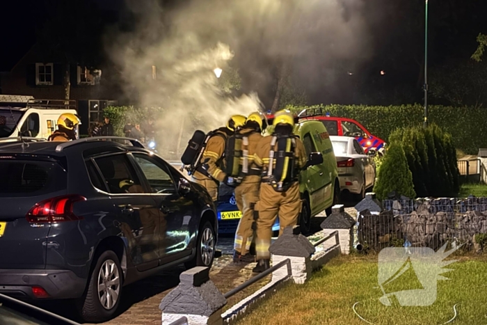 Autobrand leidt tot grote schade in de nacht