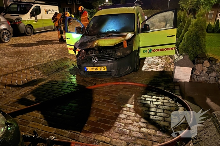 Autobrand leidt tot grote schade in de nacht