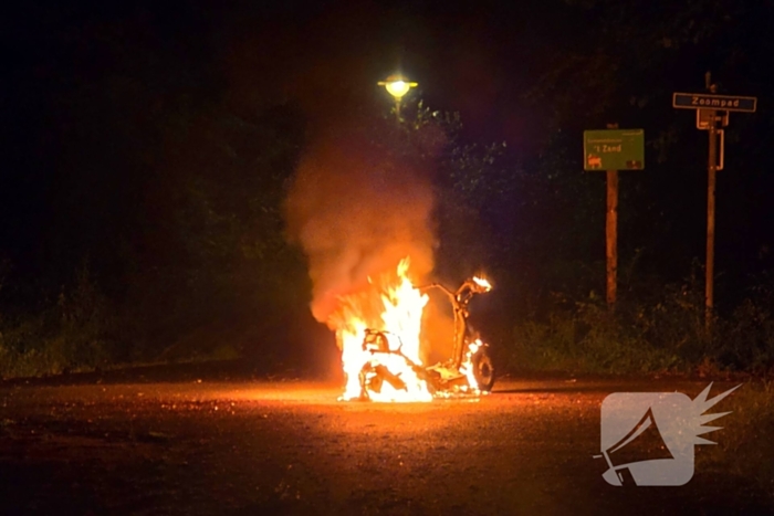 Scooter in vlammen opgegaan