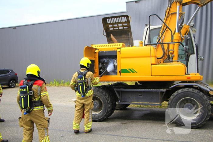Grijpmachine vat vlam in loods