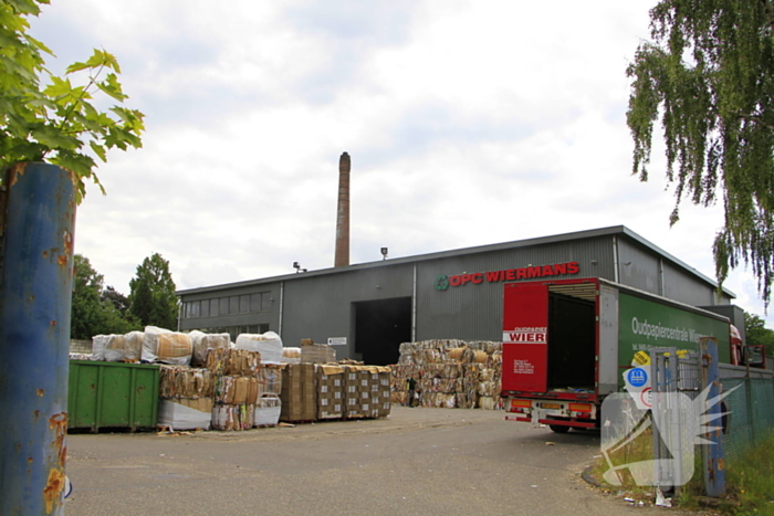 Grijpmachine vat vlam in loods