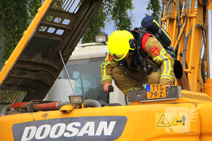 Grijpmachine vat vlam in loods