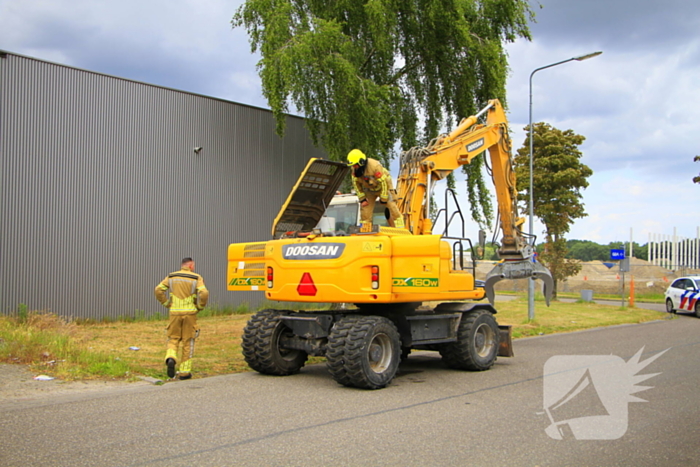 Grijpmachine vat vlam in loods
