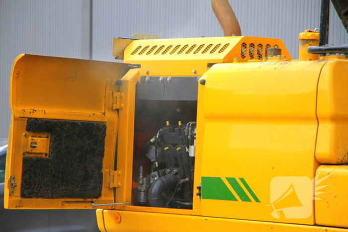 Grijpmachine vat vlam in loods