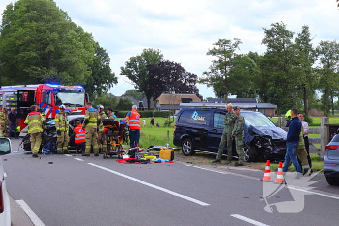 Bestelbus en personenauto met elkaar in botsing, brandweer assisteert bij bevrijding automobilist