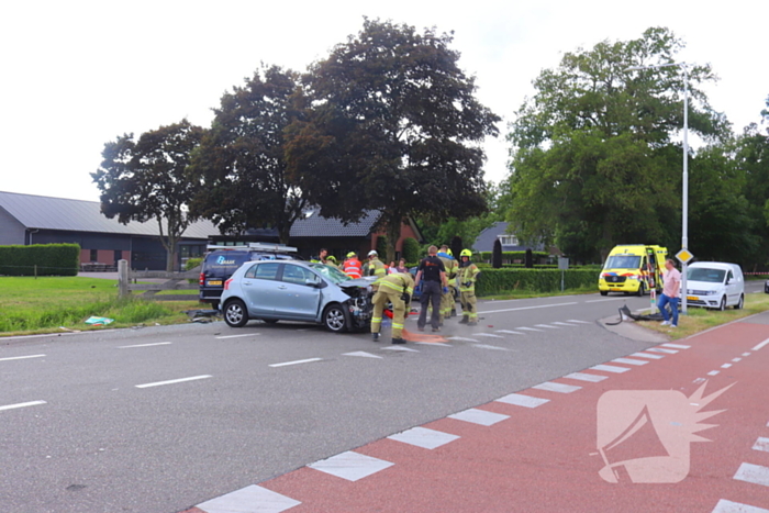 Bestelbus en personenauto met elkaar in botsing, brandweer assisteert bij bevrijding automobilist