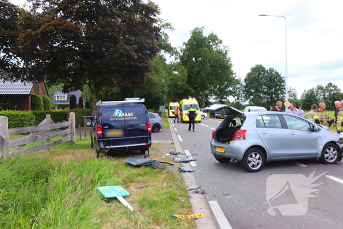 Bestelbus en personenauto met elkaar in botsing, brandweer assisteert bij bevrijding automobilist