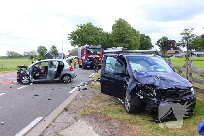 Bestelbus en personenauto met elkaar in botsing, brandweer assisteert bij bevrijding automobilist