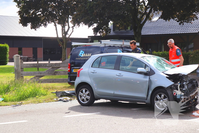 Bestelbus en personenauto met elkaar in botsing, brandweer assisteert bij bevrijding automobilist