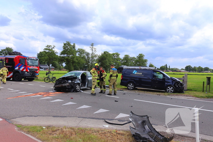 Bestelbus en personenauto met elkaar in botsing, brandweer assisteert bij bevrijding automobilist