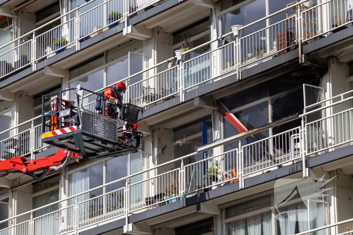 Brandweer druk met grote brand in flatwoning