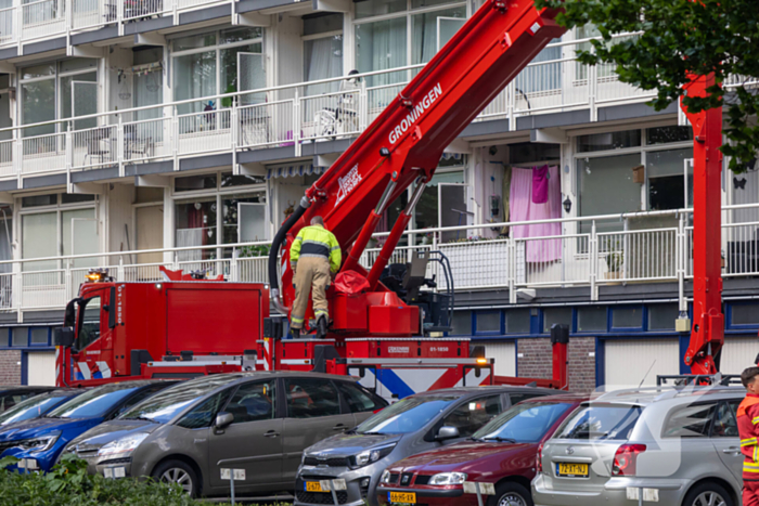 Brandweer druk met grote brand in flatwoning