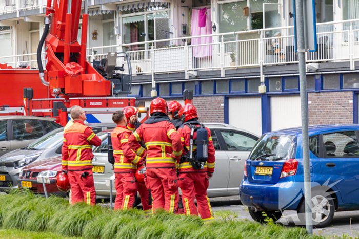 Brandweer druk met grote brand in flatwoning