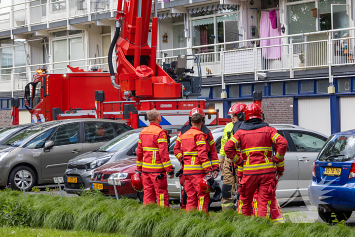 Brandweer druk met grote brand in flatwoning