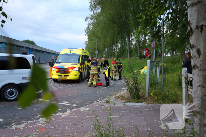 Pakketbezorger belandt in sloot na eenzijdig ongeval
