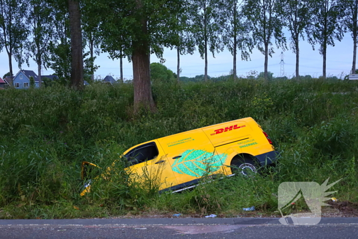 Pakketbezorger belandt in sloot na eenzijdig ongeval