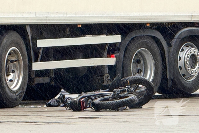Fatbike botst op vrachtwagen, bestuurder gewond