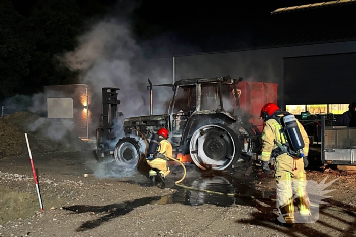 Nachtelijke brand verwoest tractor