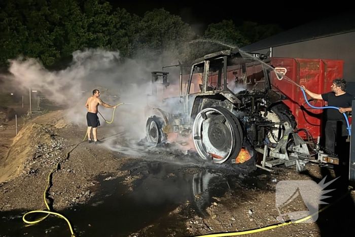 Nachtelijke brand verwoest tractor