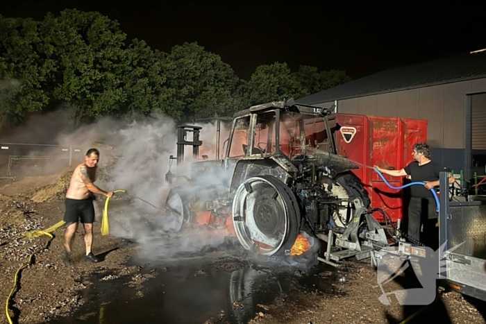 Nachtelijke brand verwoest tractor