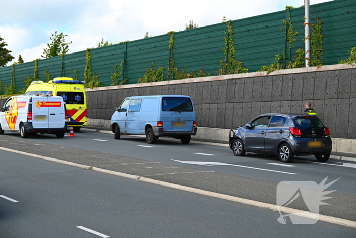 Drie voertuigen botsen op elkaar