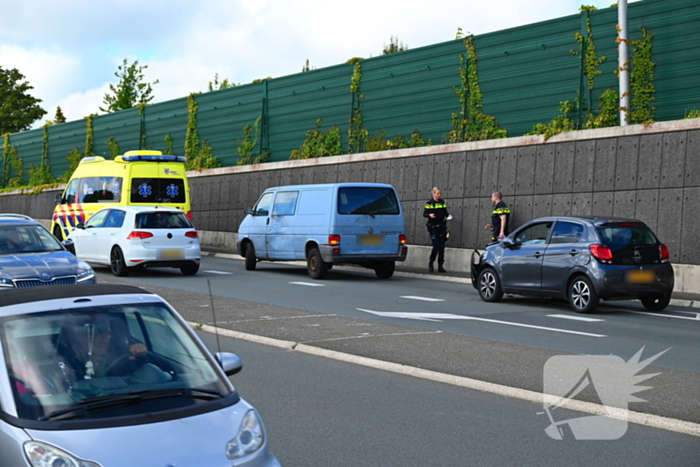 Drie voertuigen botsen op elkaar