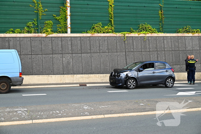 Drie voertuigen botsen op elkaar