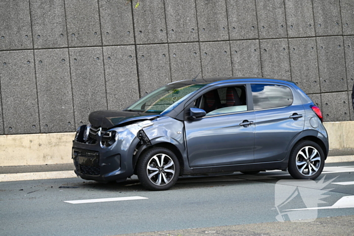 Drie voertuigen botsen op elkaar