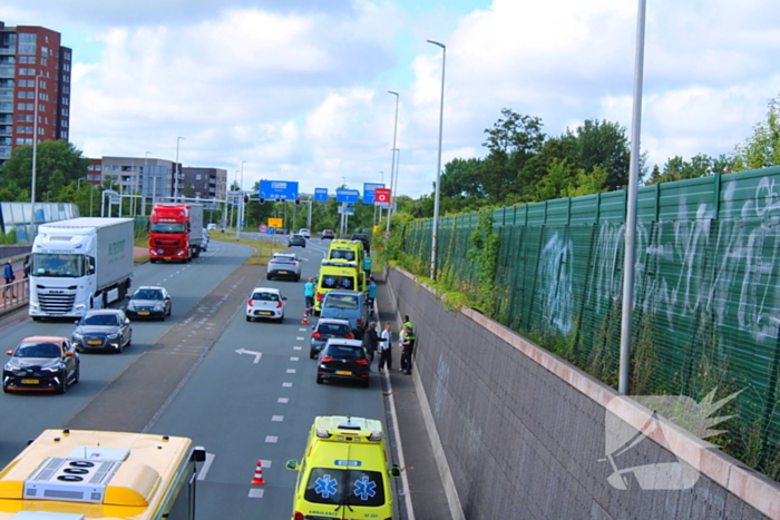 Drie voertuigen botsen op elkaar