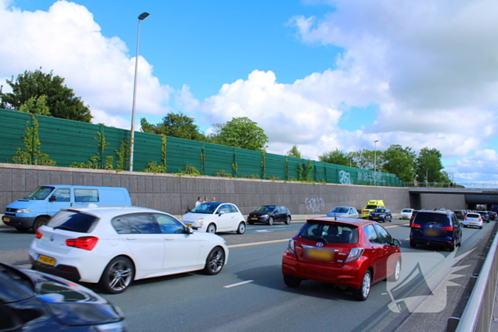 Drie voertuigen botsen op elkaar