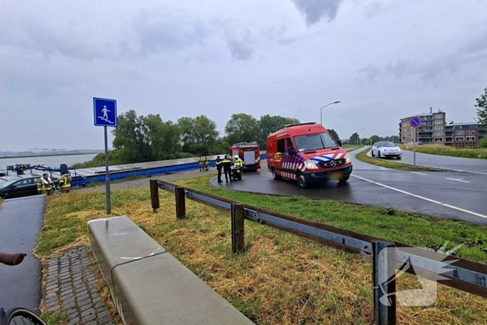 Duikers zoeken naar auto in rivier