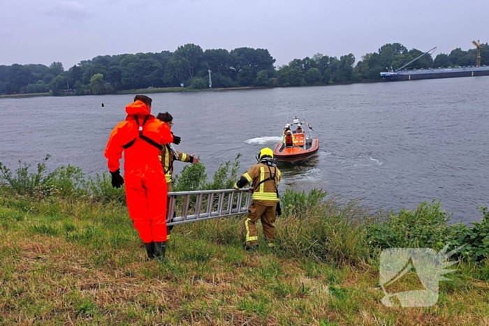 Duikers zoeken naar auto in rivier