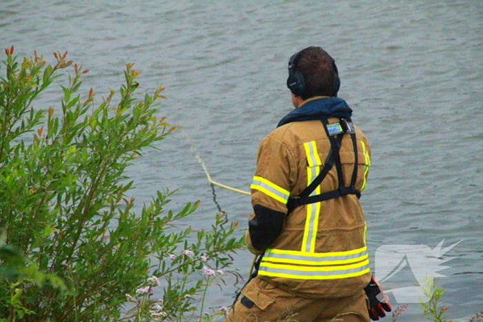 Duikers zoeken naar auto in rivier