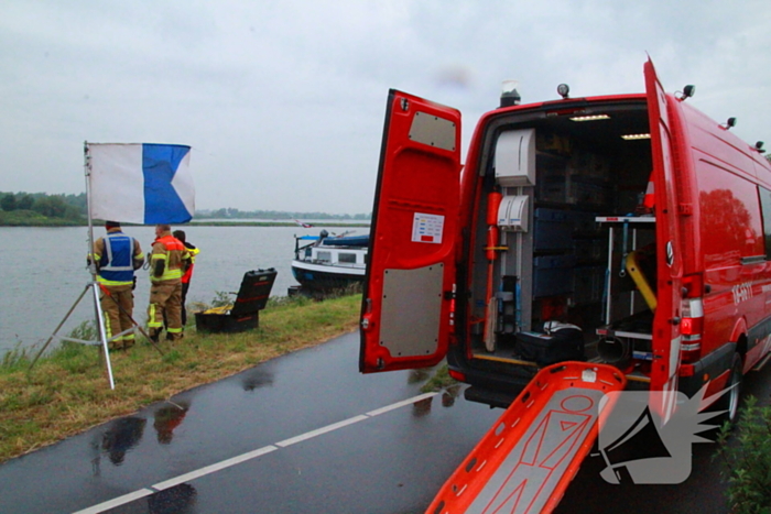 Duikers zoeken naar auto in rivier