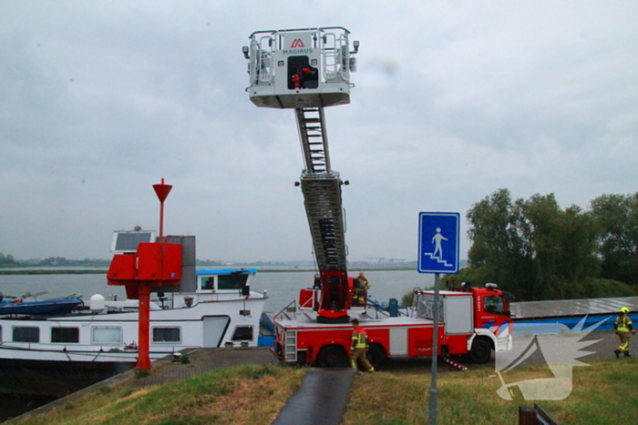 Duikers zoeken naar auto in rivier