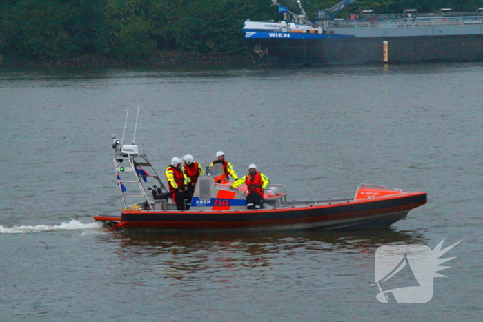 Duikers zoeken naar auto in rivier