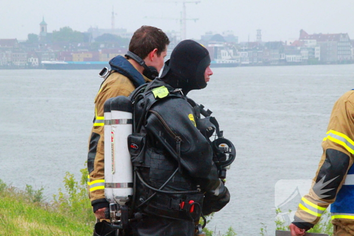 Duikers zoeken naar auto in rivier