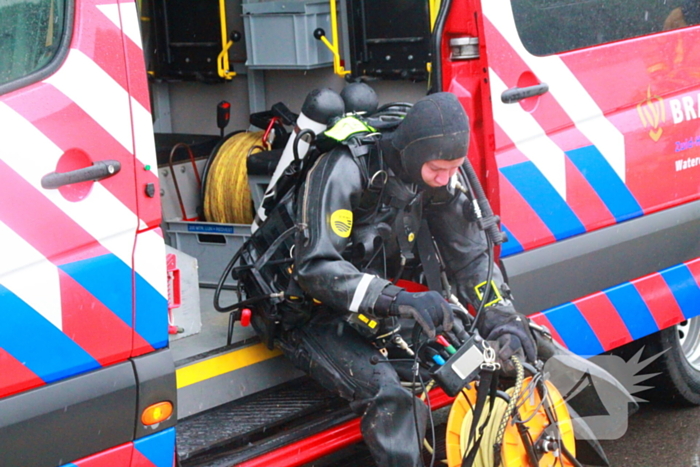 Duikers zoeken naar auto in rivier