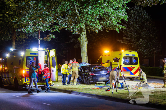 Auto boort zich tegen boom bij zware crash