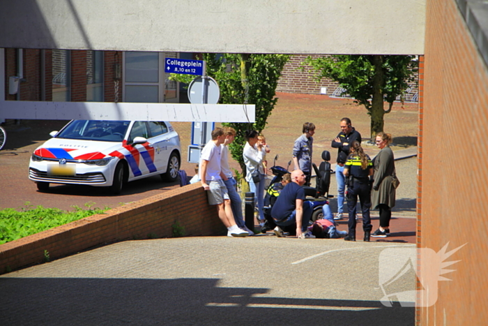 Bestuurder rijdt scootmobiel aan, merkt niks en rijdt door