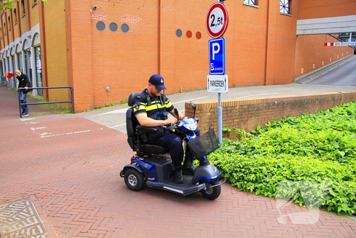 Bestuurder rijdt scootmobiel aan, merkt niks en rijdt door
