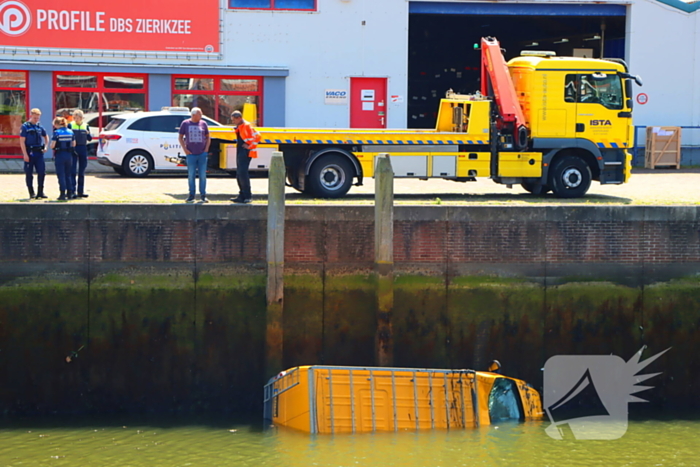 Te water geraakte werkbus door kraan uit water gehaalt
