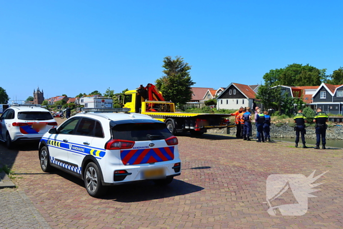 Te water geraakte werkbus door kraan uit water gehaalt